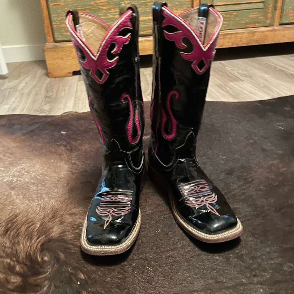 Logan Boot Company women’s 6C patent leather cowboy boots with pink stitching
